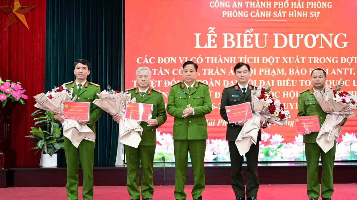 Đại tá Bùi Trung Thành - Phó Giám đốc Công an TP Hải Phòng khen thưởng các đơn vị có thành tích đột xuất trong đợt cao điểm tấn công, trấn áp tội phạm