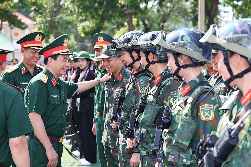 Đại tướng Phan Văn Giang thăm hỏi, động viên các lực lượng diễu binh, diễu hành trong Lễ kỷ niệm 50 năm Ngày giải phóng miền Nam, thống nhất đất nước, tháng 4/2025