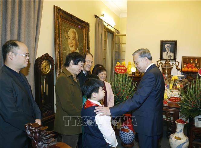 Tổng Bí thư Tô Lâm dâng hương tưởng nhớ, bày tỏ lòng biết ơn vô hạn đối với Đại tướng Võ Nguyên Giáp và thăm hỏi thân nhân Đại tướng. (Ảnh: Thống nhất/TTXVN)