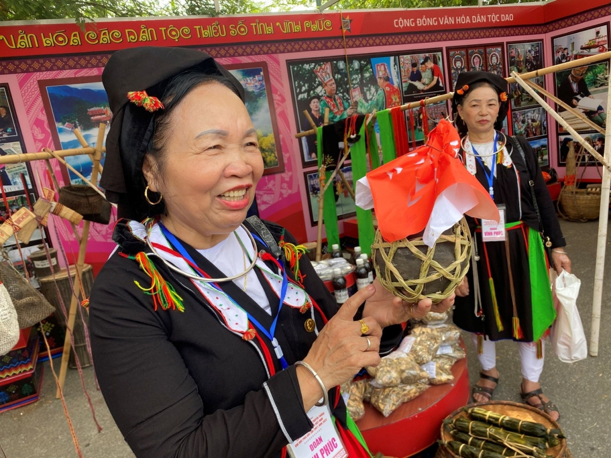 Bà con người dân tộc Sán Dìu tại xã Đạo Trù, xã Đại Đình giới thiệu sản phẩm nông nghiệp OCOP tại lễ hội Tây Thiên.