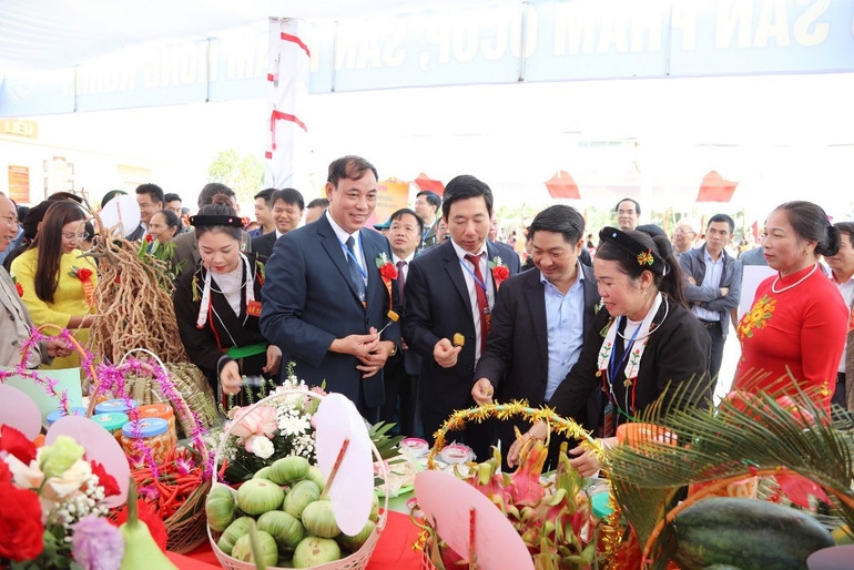 Nông sản làng quê của Đạo Trù thu hút nhiều du khách tại mùa lễ hội Tây Thiên.