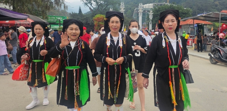 Trang phục truyền thống của phụ nữ Sán Dìu.