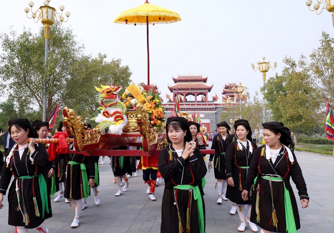 Bà con dân tộc Sán Dìu dự lễ hội Tây Thiên.