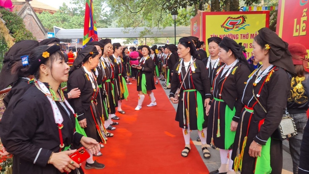 Bà con dân tộc Sán Dìu dự lễ hội Tây Thiên.