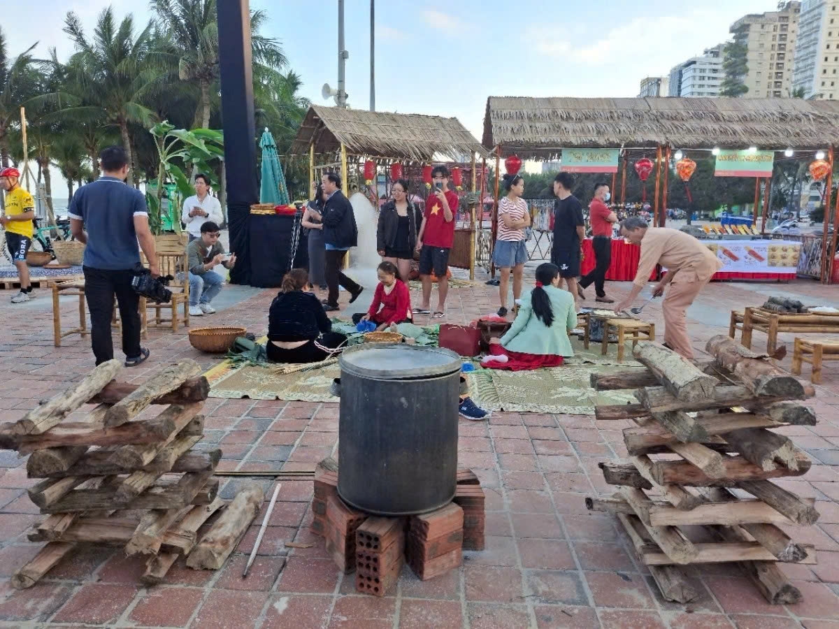 A Tet fishing village space has been set up along Da Nang’s tourist beach, vividly portraying familiar Lunar New Year scenes. Visitors can experience traditional activities such as wrapping and cooking bánh chưng and bánh tét (glutinous rice cakes), making various traditional cakes, preparing ginger and coconut jams, arranging apricot and peach blossoms, and decorating lanterns.