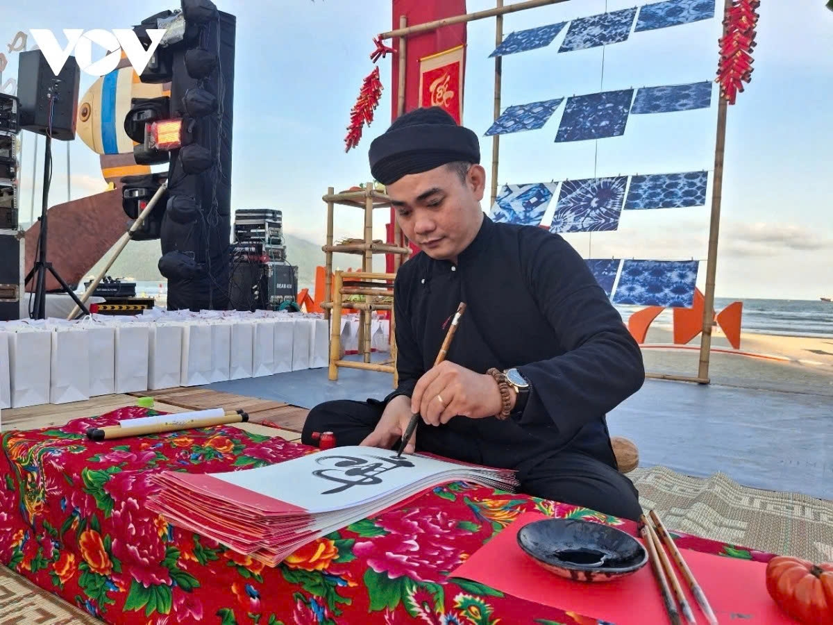 Asking for calligraphy works is a tradition in Vietnam, aiming to pray for good luck in the Lunar New Year.