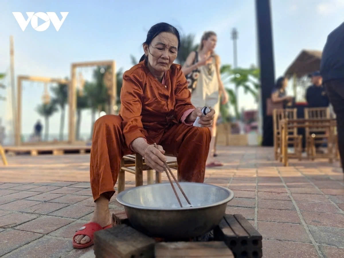 During the five-day event, visitors have the chance to watch local residents prepare for Tet, including making traditional jams, cakes, festive dishes, and decorative items.
