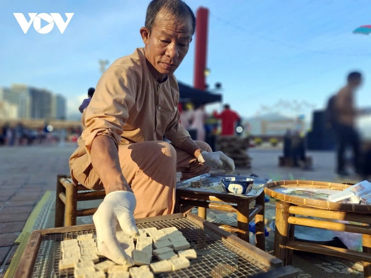 Special cakes featuring printed patterns attract customers during the event.