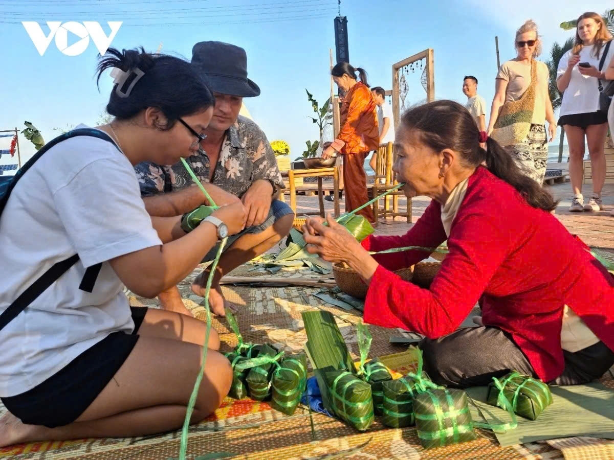 Various stalls offering a variety of products and experiences help to enhance visitors' enjoyment during the 2026 Lunar New Year (Tet) holiday.