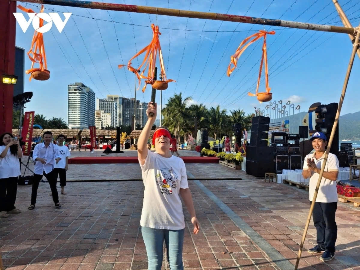 Foreign tourists are eager to partake in Dap nieu dat (clay pot smashing) competition.