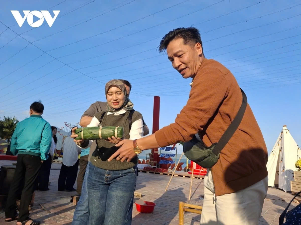 Bánh tét, a cylindrical glutinous rice cake, is a traditional delicacy enjoyed by people in southern Vietnam during the Lunar New Year. The event offers international visitors an opportunity to learn more about Vietnamese culture and Tet traditions.