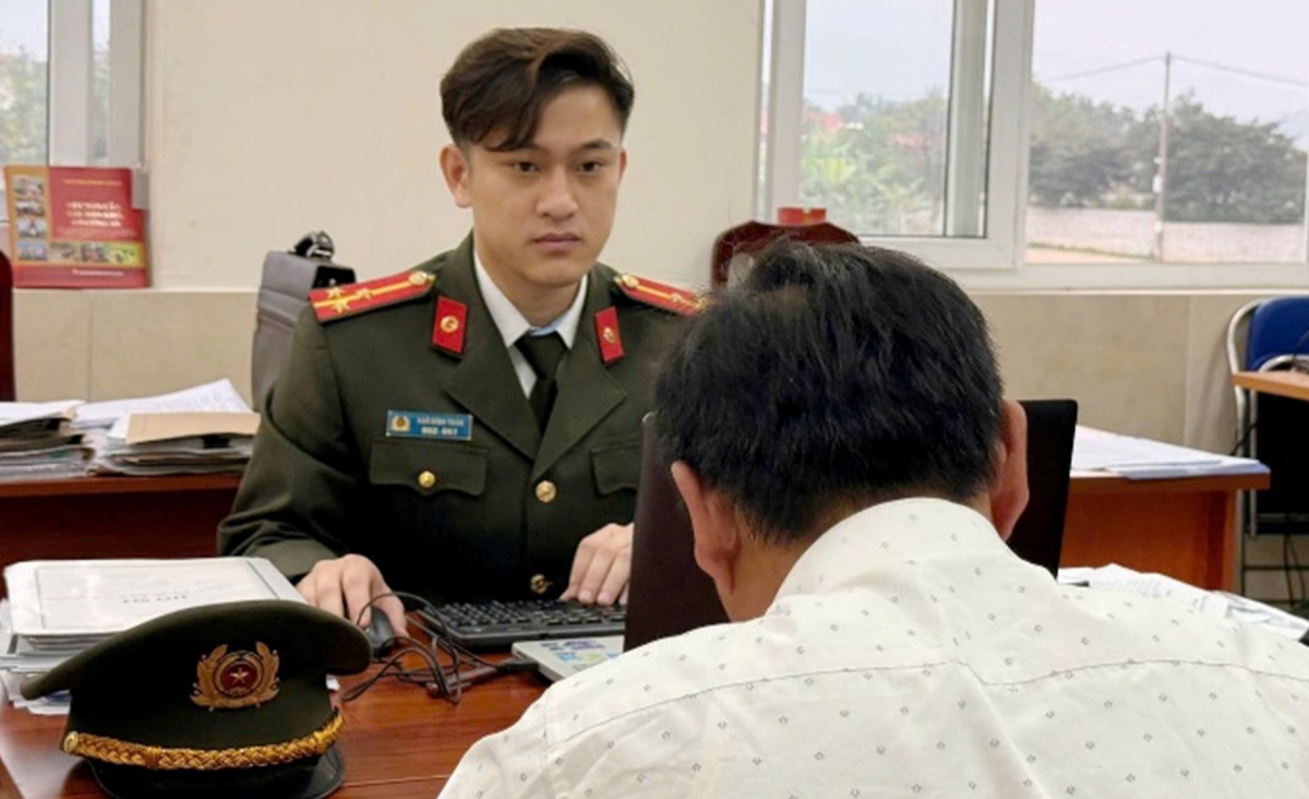 Công an làm việc với trường hợp vi phạm