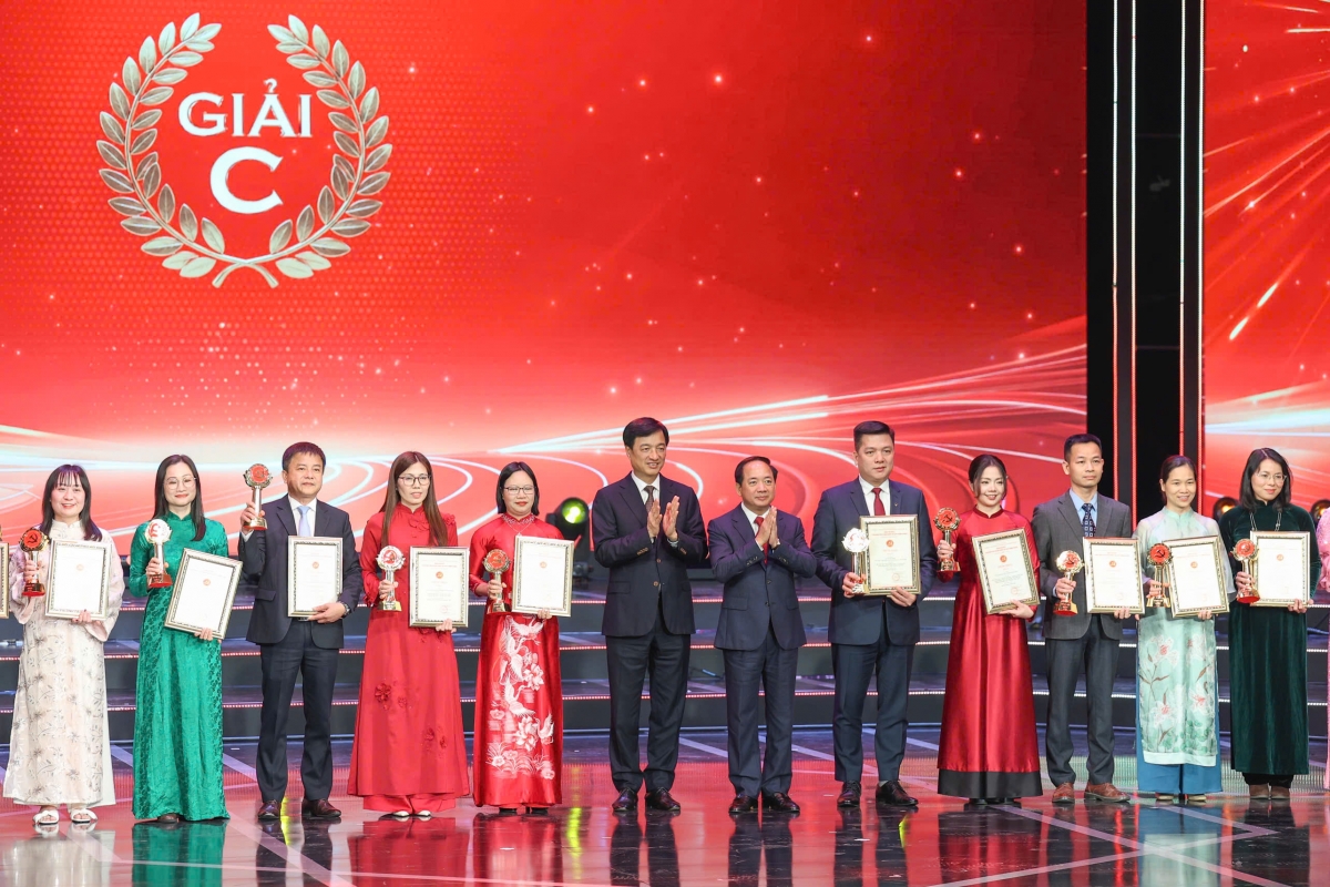 Ông Nguyễn Duy Ngọc - Ủy viên Bộ Chính trị, Bí thư Thành ủy Hà Nội và ông Trịnh Văn Quyết - Ủy viên Bộ Chính trị, Trưởng ban Tuyên giáo và Dân vận Trung ương trao giải cho các tác giả (ảnh: Tuấn Minh)