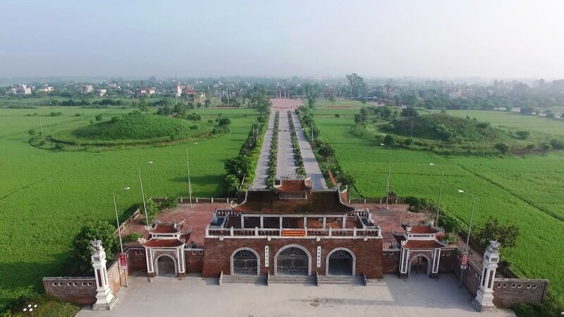 Đền Trần tọa lạc trên một cánh đồng rộng lớn thuộc làng Tam Đường, xã Long Hưng (Hưng Yên)