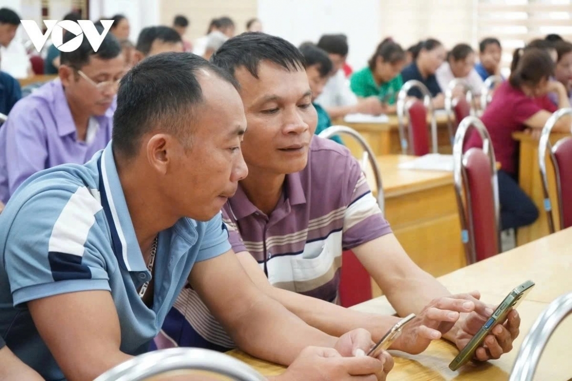 Người dân thực hành ứng dụng Cổng dịch vụ công quốc gia trên điện thoại. (Ảnh minh họa)