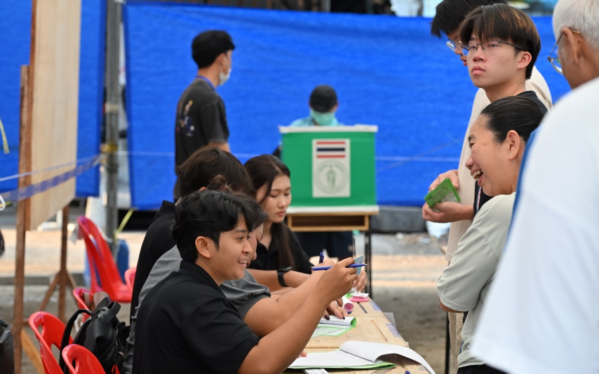 Các cử tri Thái Lan phấn khởi đi bầu cử tại điểm bỏ phiếu số 21, quận Huai Khwang, thủ đô Bangkok hôm 8/2