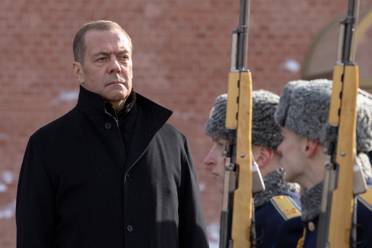 Phó Chủ tịch Hội đồng An ninh Liên bang Nga Dmitry Medvedev dự lễ đặt vòng hoa nhân Ngày Bảo vệ Tổ quốc tại Đài tưởng niệm Chiến sĩ Vô danh bên tường Điện Kremlin, ở Moscow (Nga), ngày 23/2/2026. Ảnh: Sputnik/Reuters
