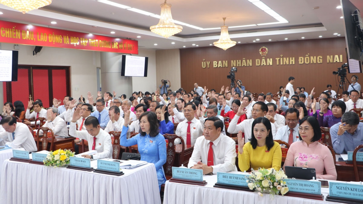 Các đại biểu biểu quyết thông qua Nghị quyết điều chỉnh Quy hoạch tỉnh Đồng Nai thời kỳ 2021-2030 (ảnh: PT).