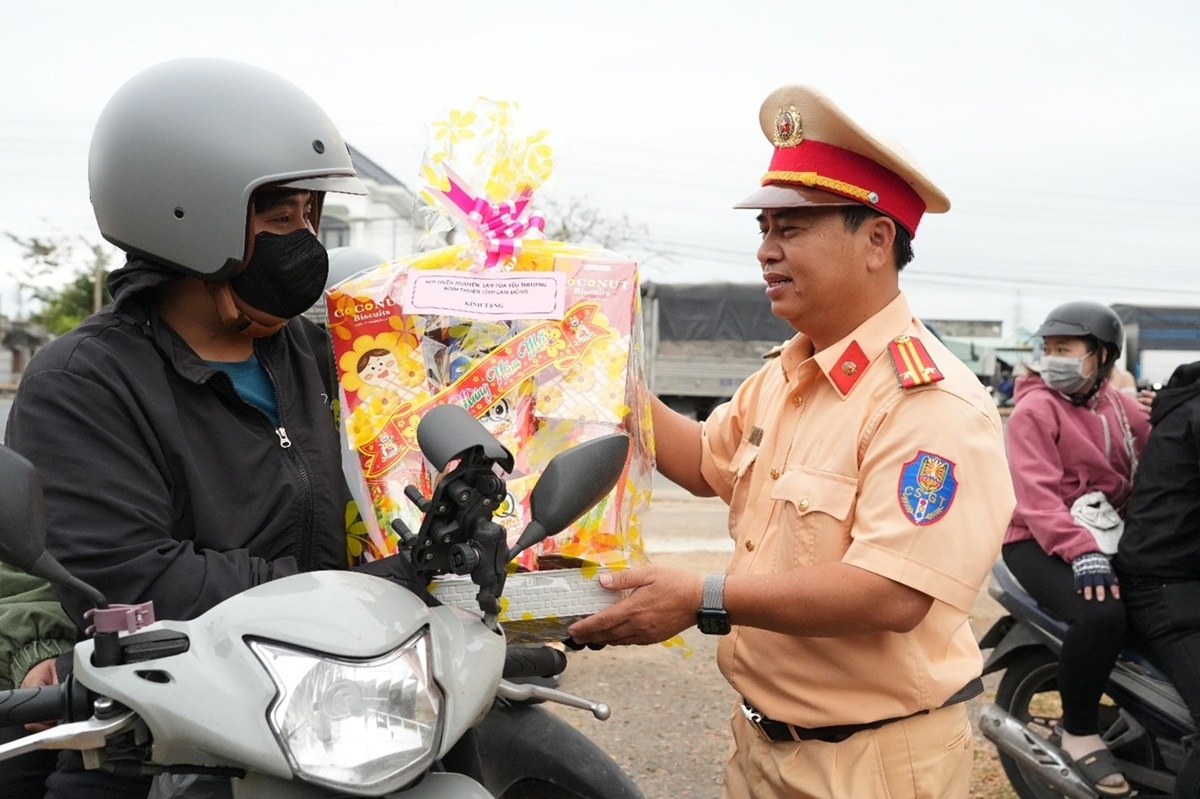 Đội CSGT đường bộ số 3 tặng quà Tết cho người dân. Ảnh: CALĐ