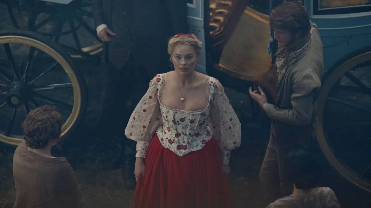 Margot Robbie cùng tạo hình tóc và makeup gothic, tổng thể hình ảnh thể hiện sự hòa hợp giữa thẩm mỹ và diễn xuất. (Ảnh: Warner Bros Pictures)