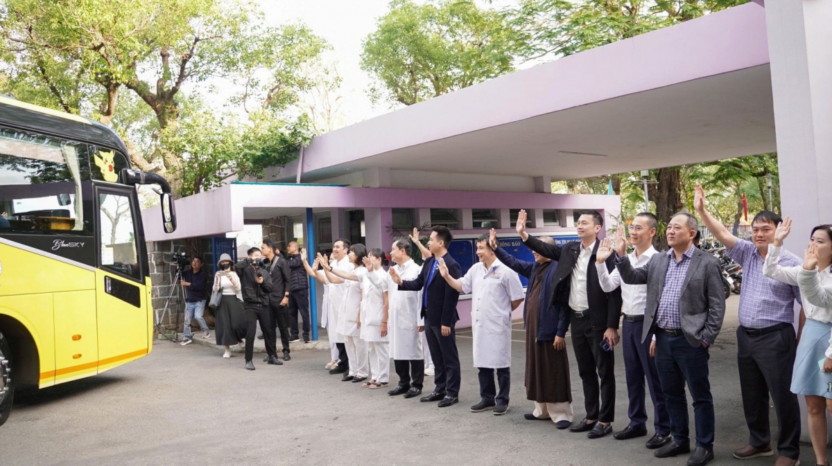 Đội ngũ y, bác sĩ và tình nguyện viên vẫy tay chào các bênh nhân về quê đón Tết