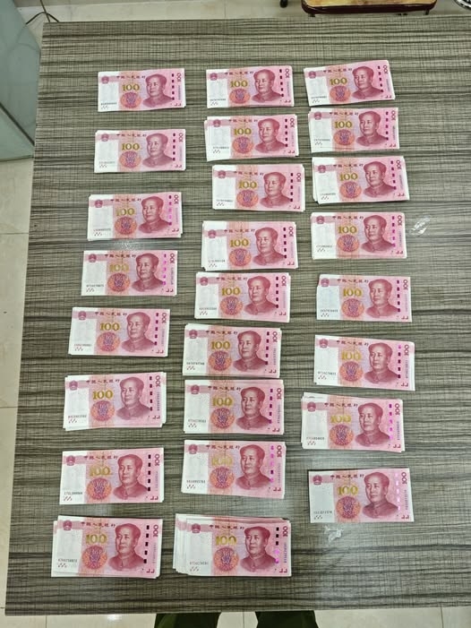 Nhiều tờ tiền NDT giả bị thu giữ (nguồn ảnh công an xã Đồng Đăng, tỉnh Lạng Sơn)