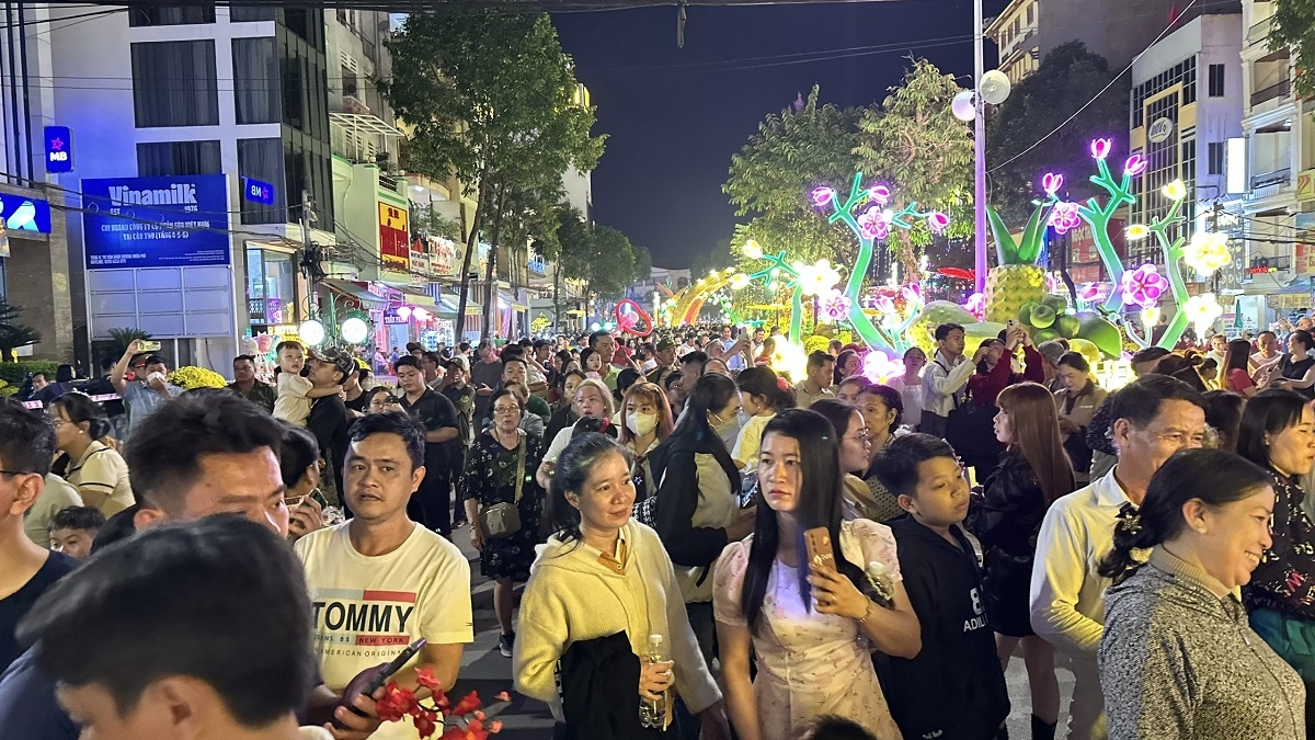 Đông đảo du khách đến với đường hoa