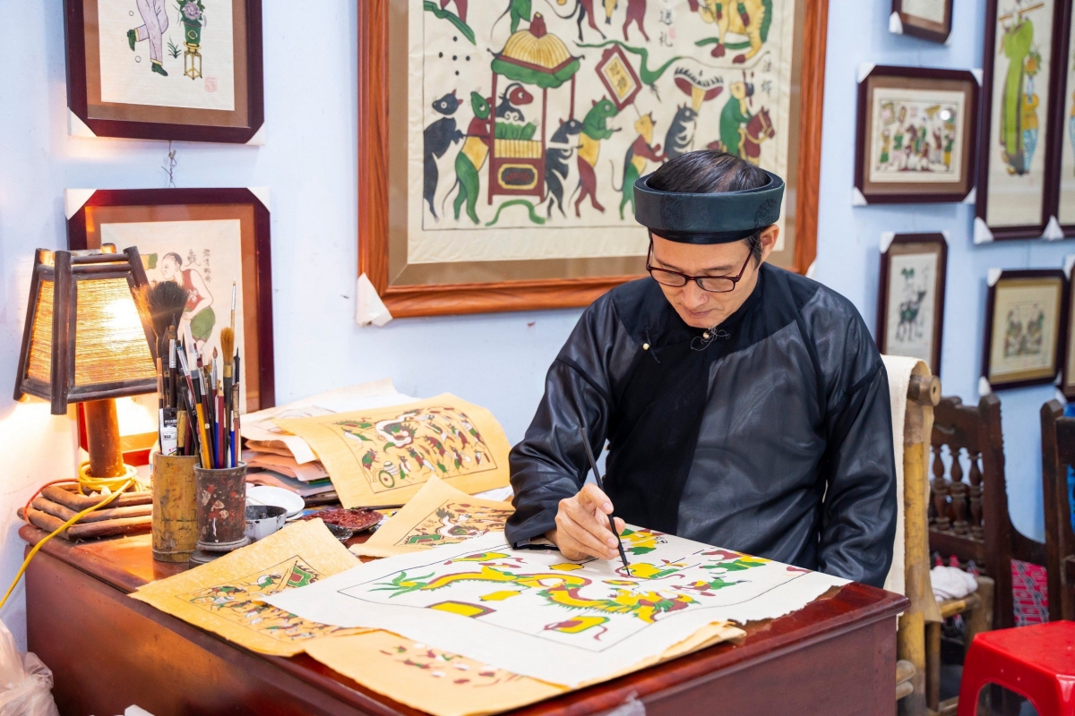 Nghệ nhân Ưu tú Nguyễn Hữu Quả cho biết: "Trong tranh Đông Hồ, hình tượng ngựa không chỉ đơn thuần là hình ảnh con vật quen thuộc trong đời sống mà còn mang ý nghĩa biểu tượng sâu sắc. Ngựa tượng trưng cho sức mạnh, sự bền bỉ, tinh thần tiến về phía trước và khát vọng thành đạt. Theo ông, mỗi nét khắc, mỗi mảng màu khi thể hiện hình tượng ngựa đều được nghệ nhân tính toán kỹ lưỡng nhằm truyền tải thần thái khỏe khoắn, linh hoạt, đồng thời gửi gắm ước vọng về một năm mới hanh thông, thuận lợi và nhiều may mắn". (Ảnh: nhân vật cung cấp)