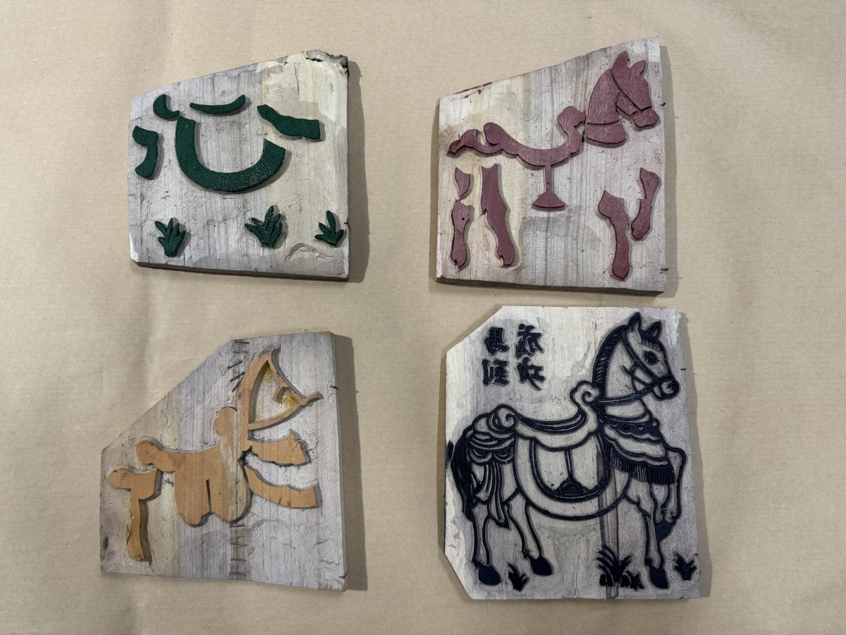 Những tấm mộc bản chạm khắc tinh xảo lưu giữ kỹ thuật tạo hình dân gian. Từng đường khắc phản ánh tư duy nghệ thuật giản lược nhưng giàu biểu cảm của các nghệ nhân xưa.