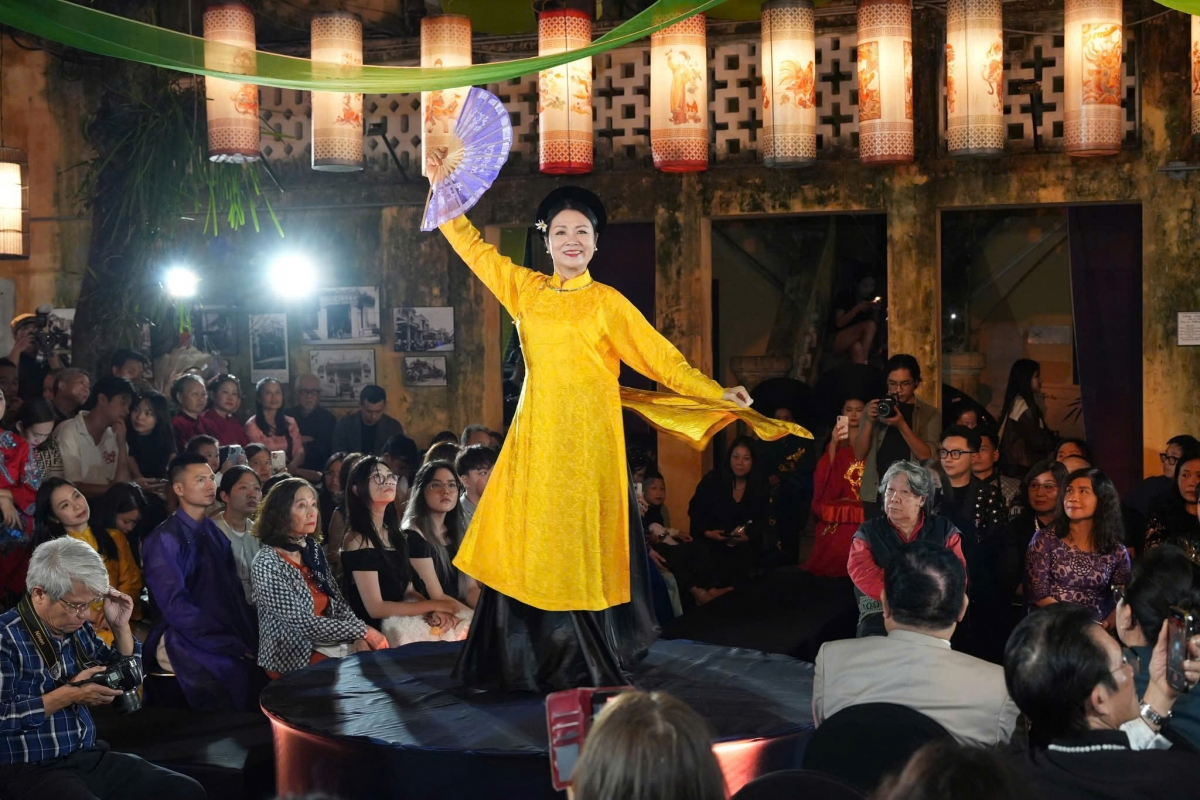 Những giai điệu cổ truyền vang lên giữa lòng phố cổ, tạo nên sự giao thoa đặc biệt giữa nhịp sống hiện đại và chiều sâu văn hóa Thăng Long – Hà Nội. (Ảnh: Đông Kinh Cổ Nhạc)