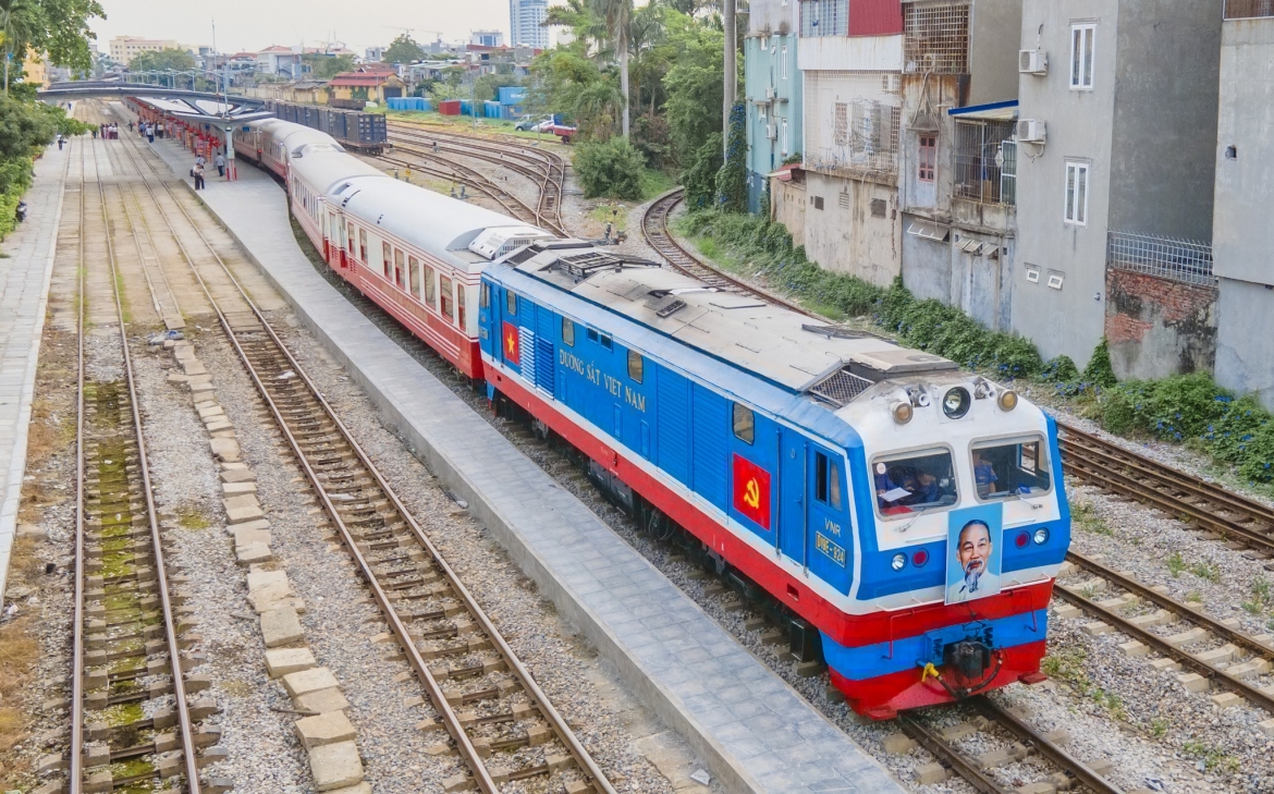 Tuyến đường sắt Bắc - Nam được người Pháp xây dựng từ cách đây hơn 100 năm đã không còn phù hợp trong điều kiện hiện nay.