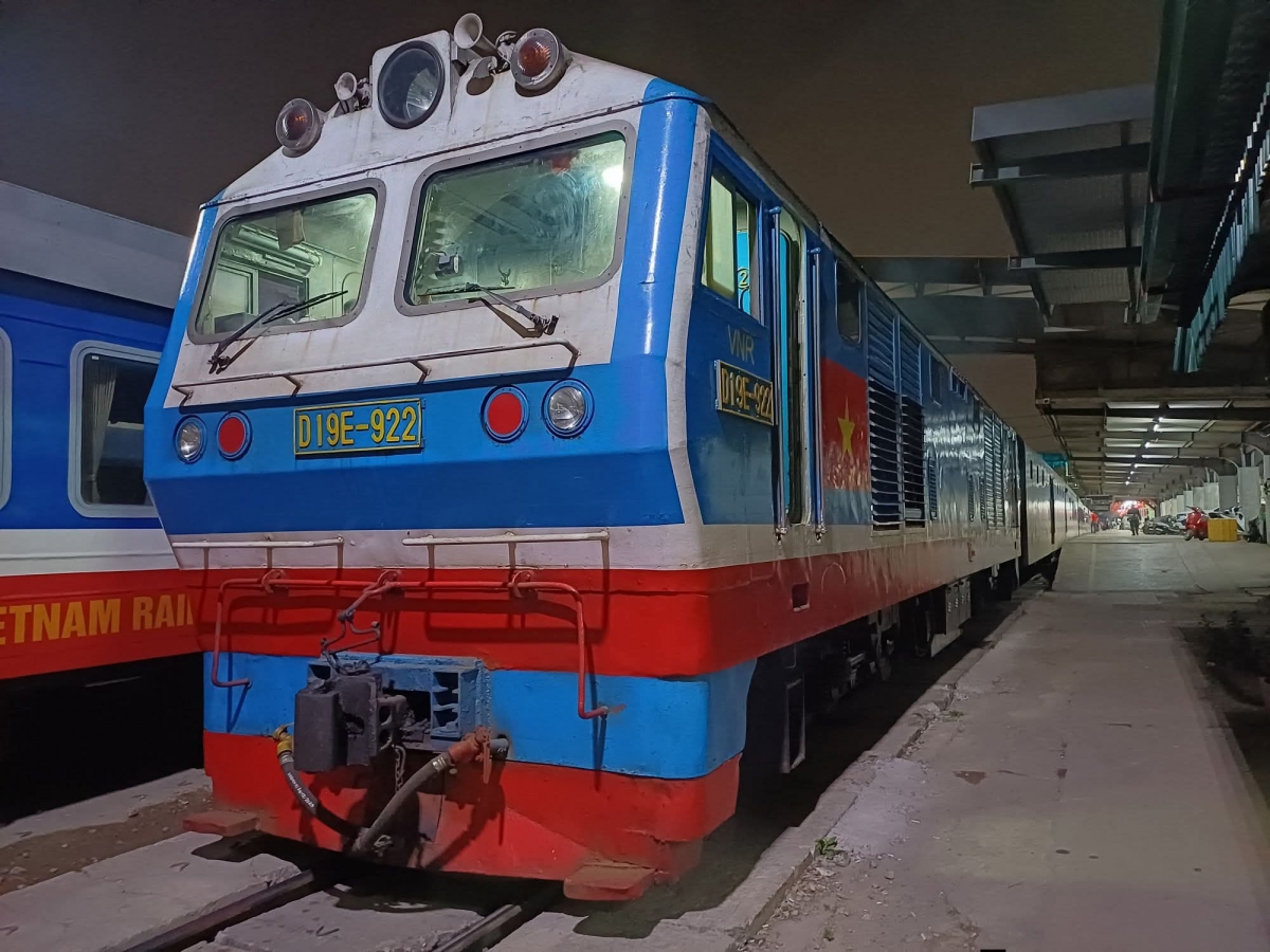 Hạ tầng đường sắt lạc hậu, cũ kỹ và khổ đường ray vẫn từ thời người Pháp xây dựng.