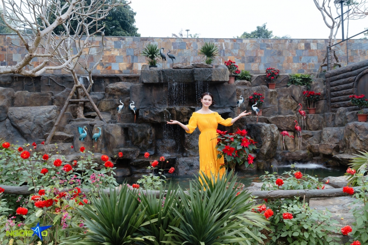 NSND Phạm Phương Thảo dành nửa năm xây dựng ao cá từ đá tự nhiên đào được trong vườn để tô điểm cho biệt phủ gần 10.000 m2 tại ngoại thành Hà Nội.