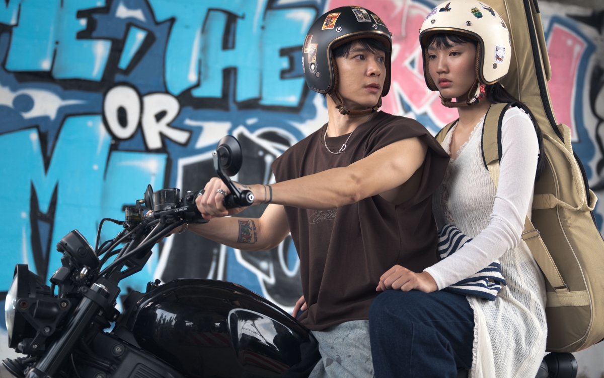 "Nhà ba tôi một phòng" đánh dấu sự kết hợp lần đầu giữa Anh Tú Atus (vai Phát) và Đoàn Minh Anh trên màn ảnh rộng. Trong trailer bộ phim, những khoảnh khắc tương tác tự nhiên của cả hai đã gợi lên “phản ứng hóa học” nhẹ nhàng, trong trẻo. Cặp đôi đại diện cho màu sắc gen Z, hồn nhiên, vụng về nhưng chân thành, được kỳ vọng sẽ mang đến câu chuyện tình “gà bông” thú vị.