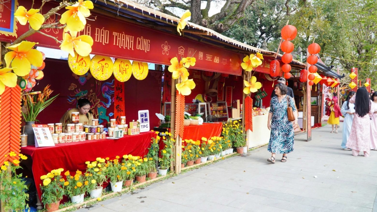 Du khách thích thú với các gian hàng trưng bày sản phẩm của địa phương tại Huế
 