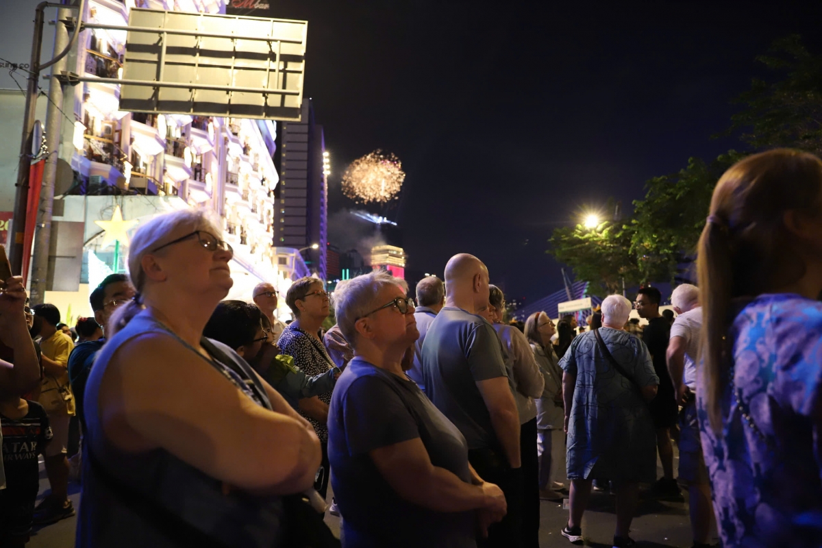 Du khách nước ngoài ngắm pháo hoa