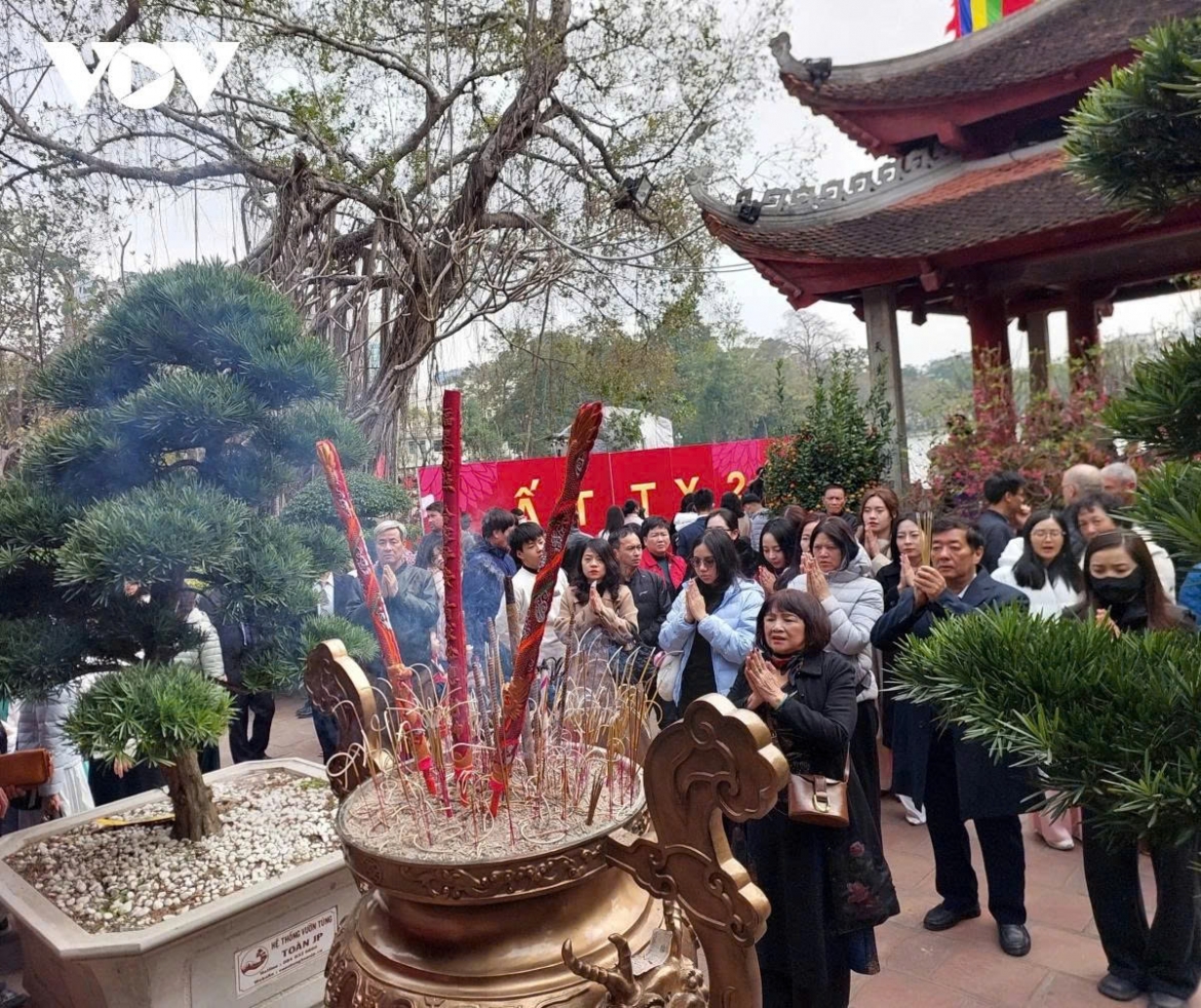 Người dân nô nức đi chùa cầu an đầu năm mới