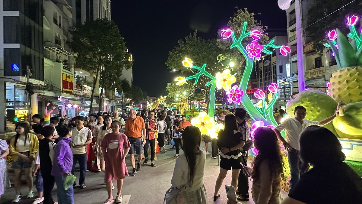 Đường hoa Xuân Bính Ngọ 2026 lắp đặt hơn 30 mô hình lớn, nhỏ, sử dụng trên 50.000 giỏ hoa các loại.