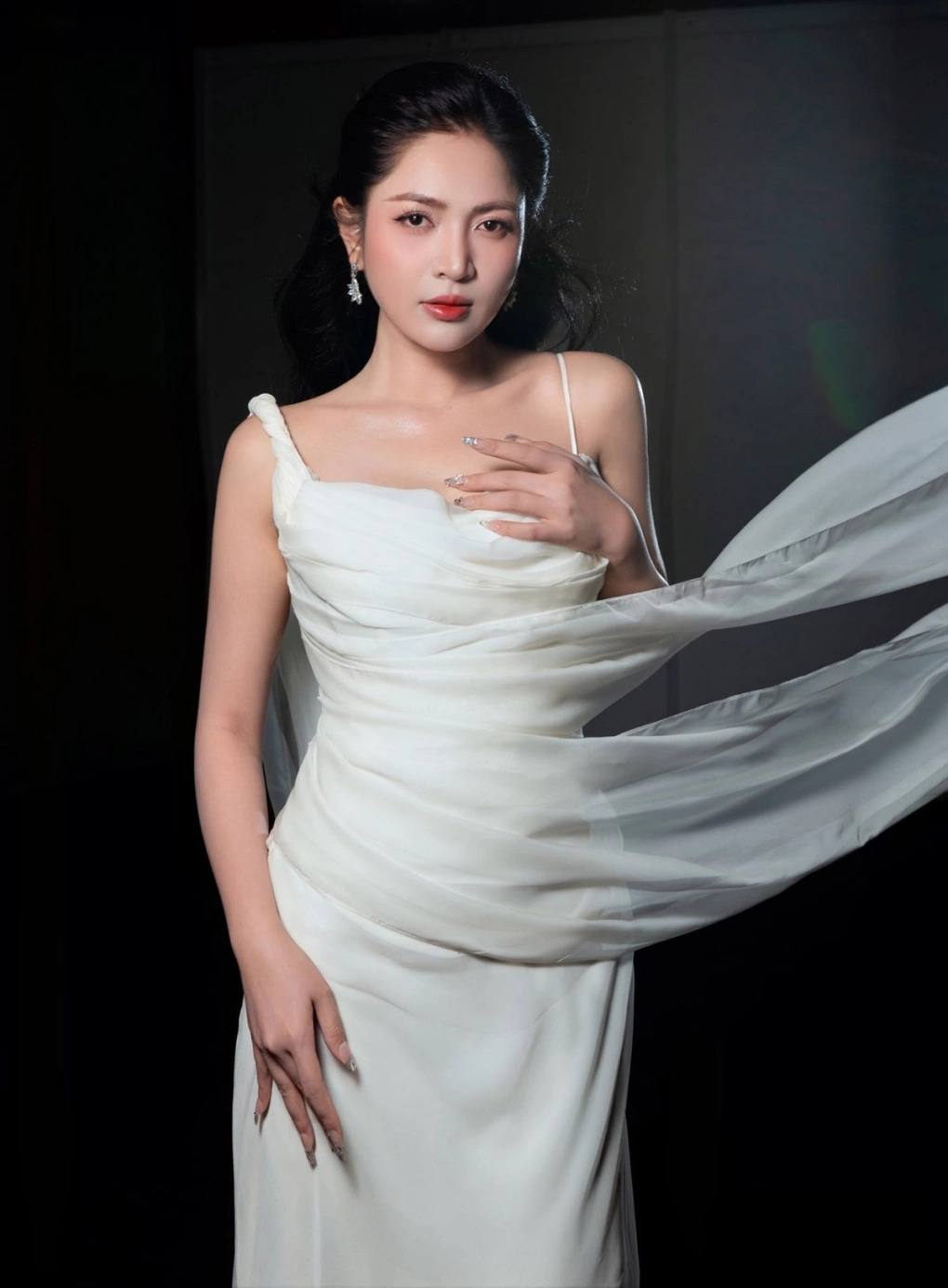 Ca sĩ Duyên Quỳnh lên tiếng xin lỗi vì sự cố hát nhép hit 'Viết tiếp câu chuyện hòa bình' ở lễ trao giải Làn Sóng Xanh 2025, khiến khán giả bức xúc. Theo Duyên Quỳnh, sự cố đến từ phía cô và nhận lỗi vì chưa mang lại trải nghiệm trọn vẹn, chuyên nghiệp, khiến người xem chương trình cảm thấy khó chịu. "Tôi nhận ra bản thân vẫn còn nhiều thiếu sót và thật tâm xin rút kinh nghiệm sâu sắc”.