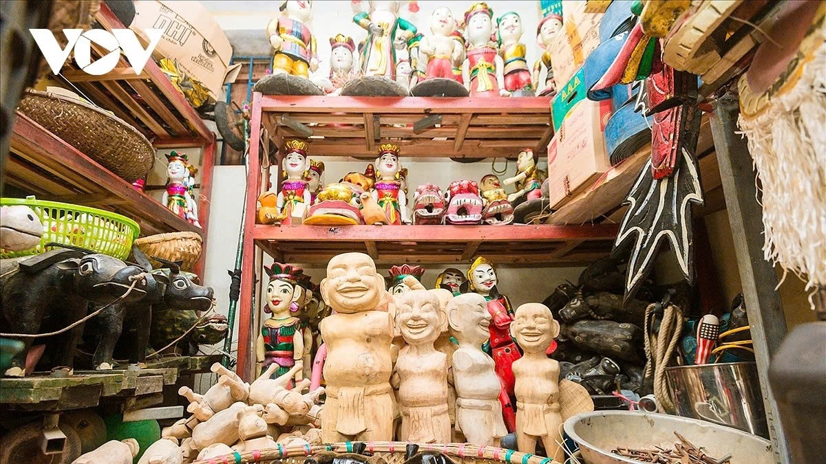 Each water puppetry performance features a wide range of characters. Behind their vivid and shimmering appearance is the meticulous craftsmanship of lacquer artisans, who follow time-honoured techniques passed down through generations