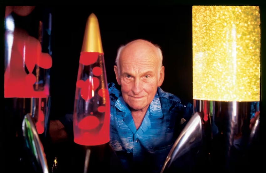 Edward Craven Walker chụp ảnh cùng một số tác phẩm của mình vào năm 2000. Ảnh: Getty