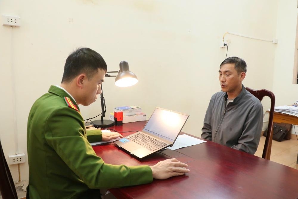 Lực lượng Công an làm việc với Phạm Văn Hùng. (Ảnh: Công an Hà Tĩnh).