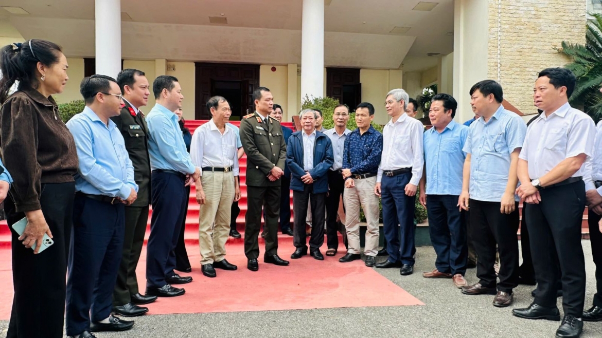 Thiếu tướng Tô Anh Dũng trao đổi với các đại biểu và cử tri sau Hội nghị tại xã Triệu Sơn.