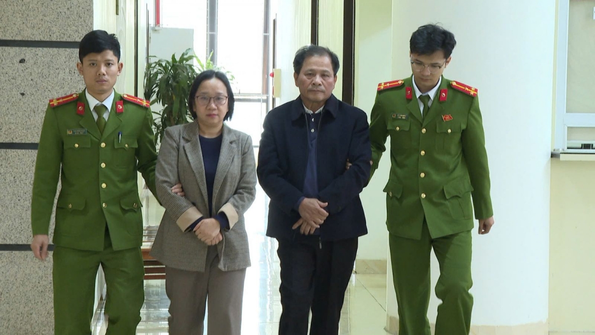 Đối tượng Lê Văn Lưu (Giám đốc) và Vũ Thùy Dương (Kế toán) Công ty TNHH Xây dựng và Du lịch Hưng Phong.