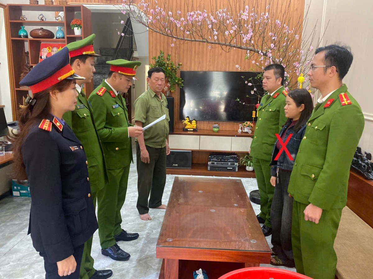 Đối tượng Nguyễn Thị Huyền (dấu X đỏ) kế toán Công ty TNHH Thương binh 27-7 Chiến Thắng.