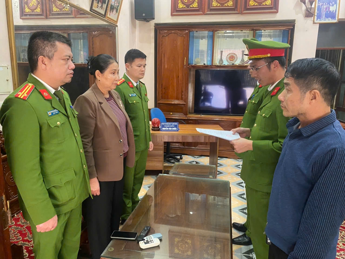 Cơ quan Cảnh sát điều tra Công an tỉnh Thanh Hóa thi hành lệnh khám xét tại Công ty TNHH Thương binh 27-7 Chiến Thắng.