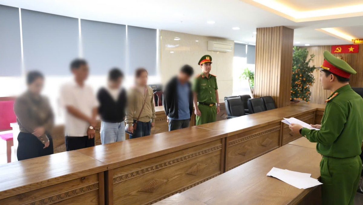 Cơ quan chức năng đọc quyết định khởi tố vụ án, khởi tố bị can đối với nhiều đối tượng liên quan 
 