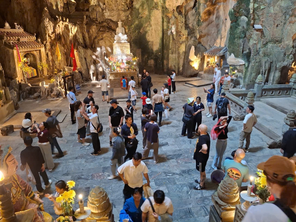 Khách du lịch tham quan Khu di tích Danh thắng Ngũ Hành Sơn