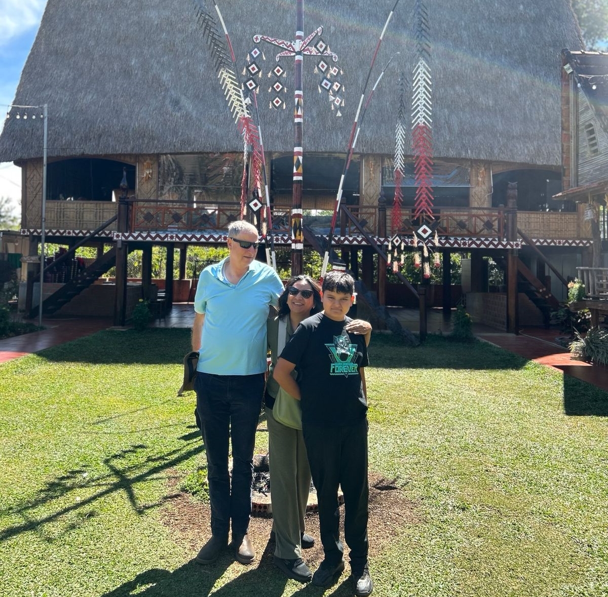 Gia đình Đại sứ Israel Mayer trong một lần thăm Tây Nguyên (ảnh do bà Neichu cung cấp).