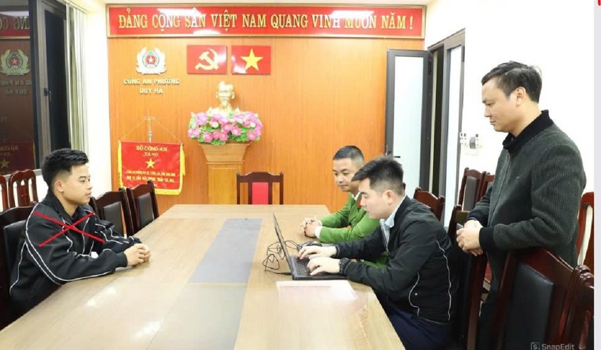 Trần Quốc Đại (bìa trái) tại cơ quan công an